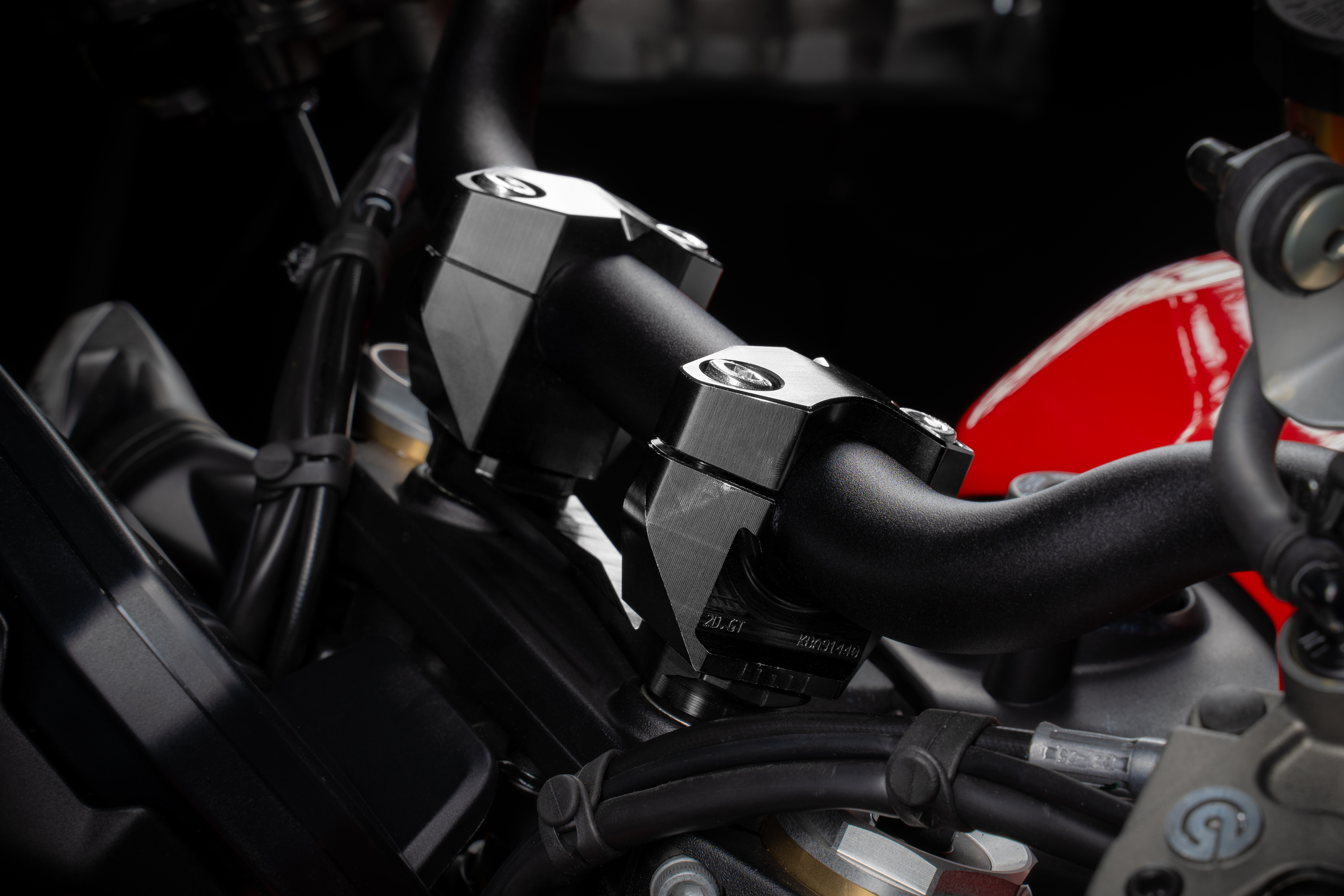 Gilles Tooling 2DGT verstellbare Lenkerböcke für Ducati Monster Typ 50, Modelljahr ab 2026- und Streetfighter V2 / S Typ 30, Modelljahr ab 2025-