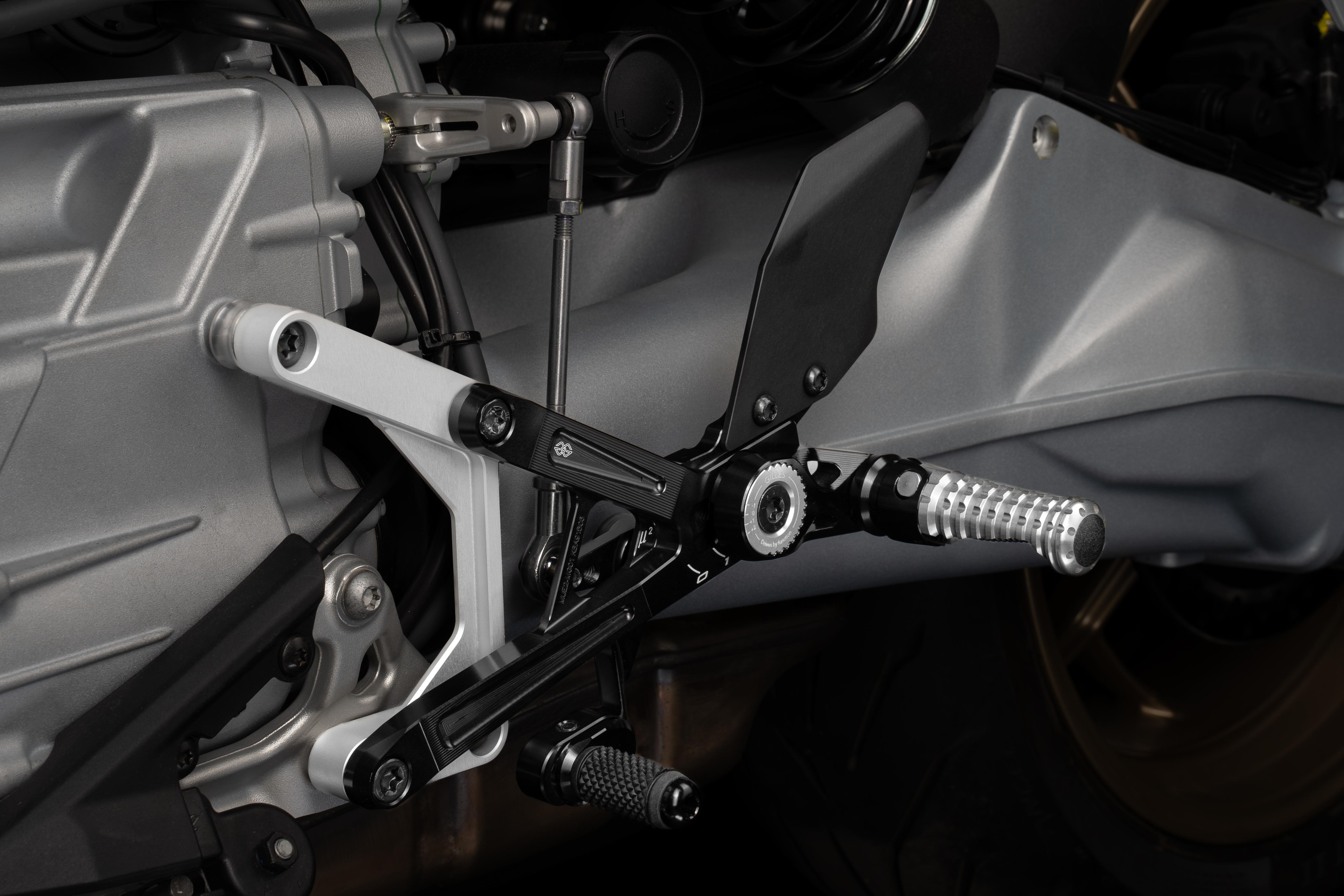 GILLES MUE2 footrestenanlage Moto Guzzi V100 Stelvio 2023-