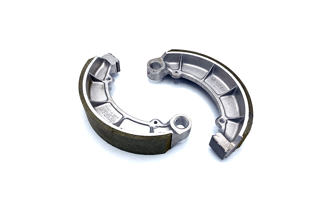 brake shoes sets from the Japanese manufacturer Vesrah. Original equipment supplier to many manufacturers. These pads offer optimal braking performance, in heat and in wet conditions. Long service life, and for a large number of models. Made in Japan.