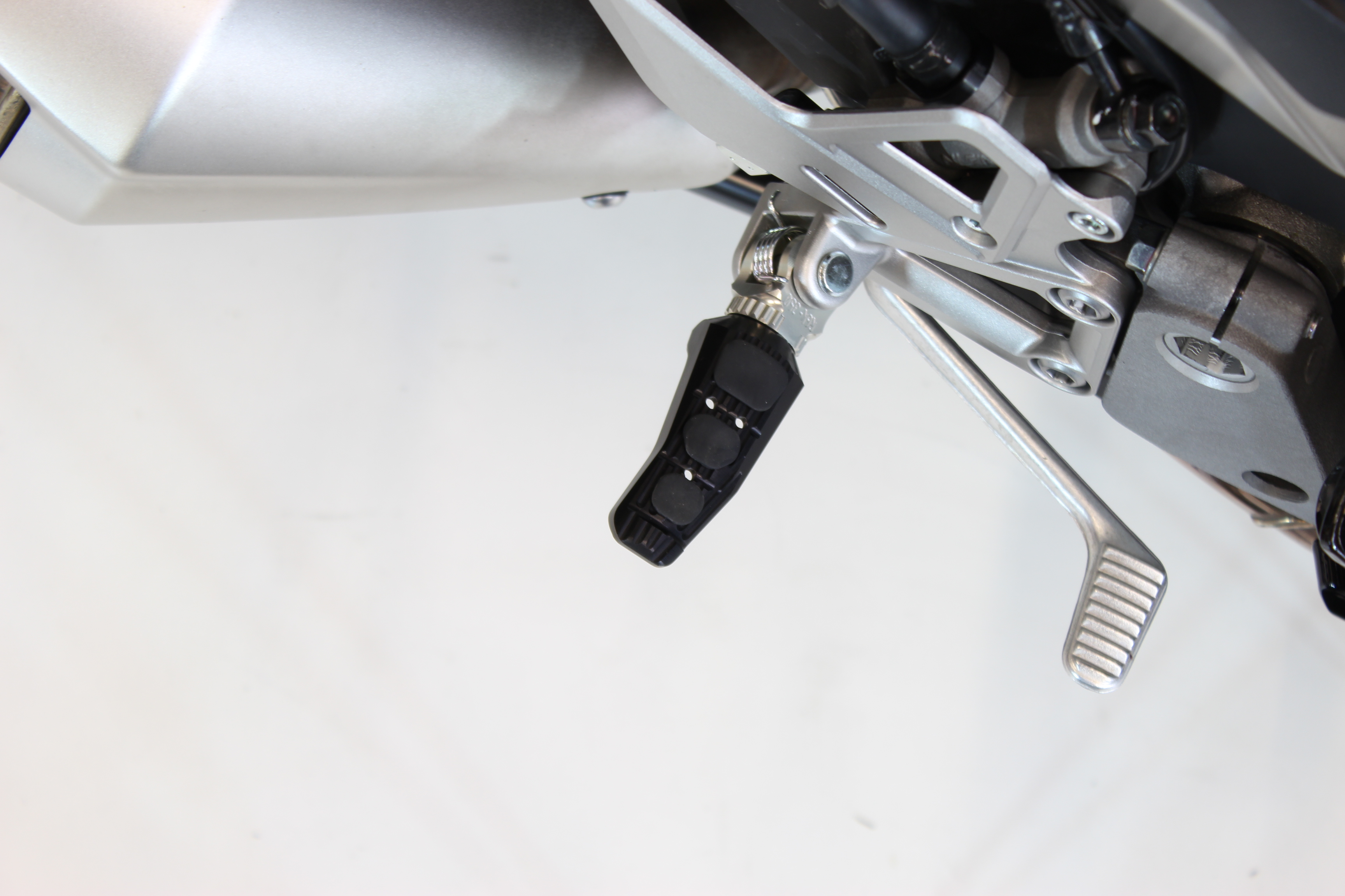 Gilles Touring Pillion Replacement Footpeg Kit, black for Suzuki GSX-R750, SV650