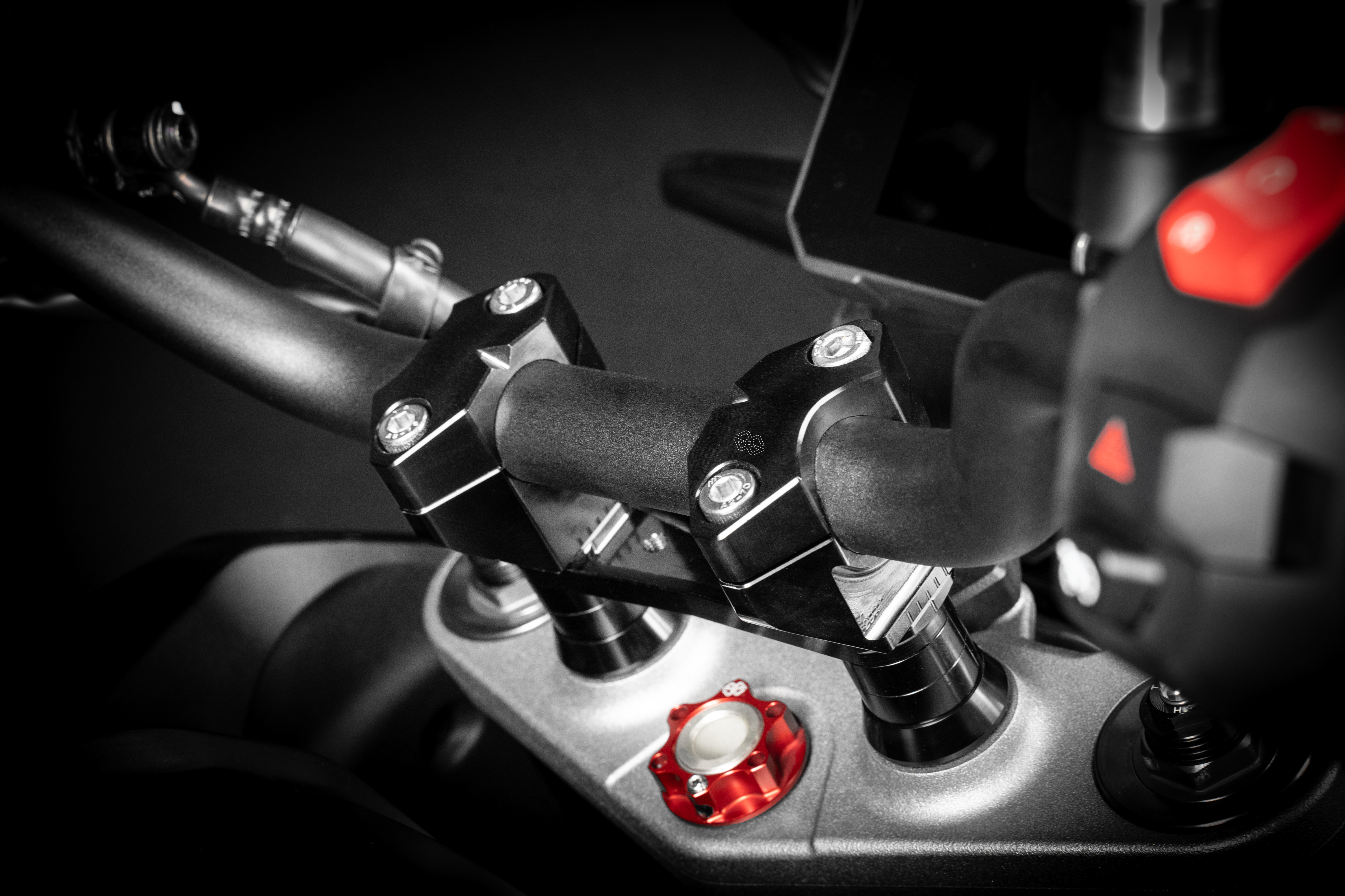 GILLES 2DGT adjustable handlebar risers black