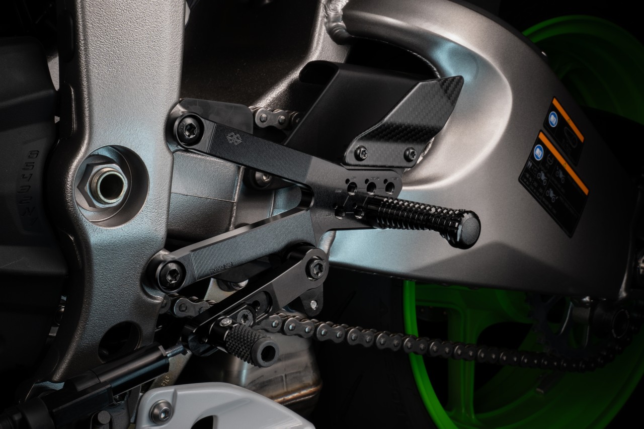 GILLES FXR2 footrest system black for Kawasaki ZX-6R 2024-