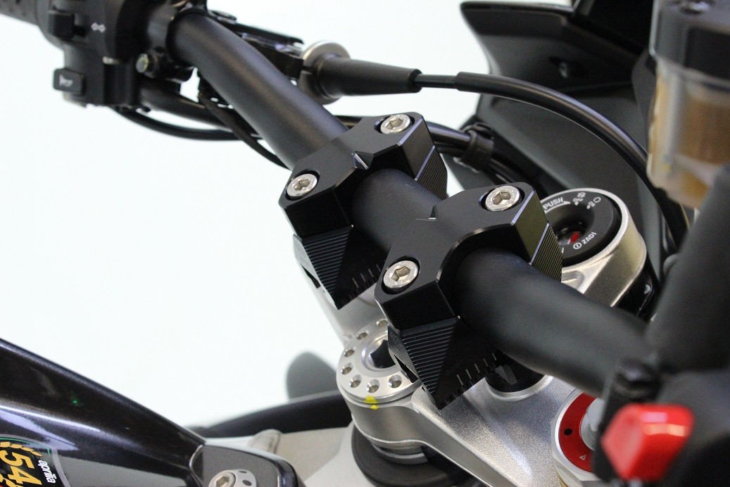 GILLES 2DGT adjustable handlebar risers black
