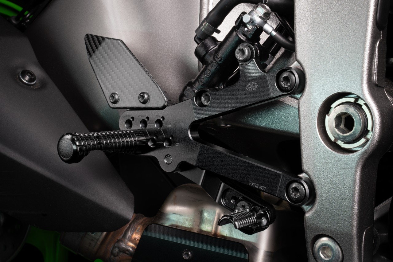 GILLES FXR2 footrest system black for Kawasaki ZX-6R 2024-